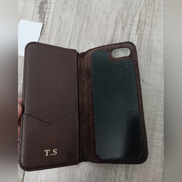 Authentic Louis Vuitton Monogram Folio Iphone 6/6S, 7, 8 & SE Case - Picture 2 of 5